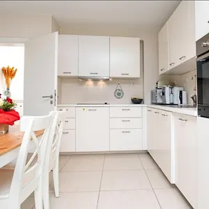 Elegant Spacious Room, Steps From Train Station Guest house